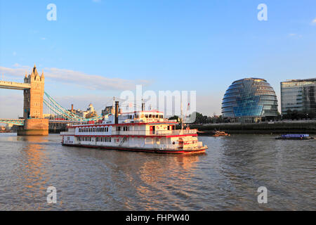 Tower Bridge et de la Tamise au coucher du soleil avec la réplique Queen Dixie à aubes en passant l'Hôtel de Ville, England, UK Banque D'Images