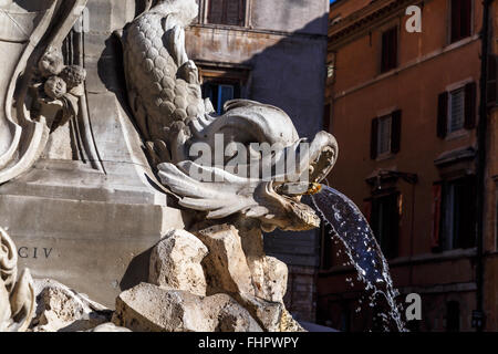 Close up vue détaillée de sculptures faites par Leonardo Sormani de la fontaine sur la Piazza della Rotonda à Rome. Banque D'Images