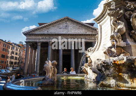 ROME, ITALIE - Le 26 septembre 2015 : vue avant du Panthéon, temple historique et l'église de Rome, à Piazza della Rotonda, sur clo Banque D'Images
