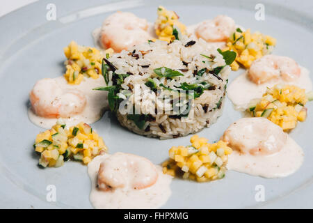 Riz aux crevettes et de laitue avec source sur plaque bleue Banque D'Images