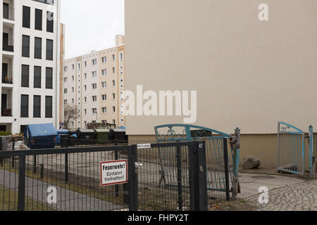 BERLIN, 24 février : Nouveaux bâtiments (à droite) à côté de préfabriqués et de DDR nouveau œuvres isolées (à gauche) à Berlin le 24 février 2016 Banque D'Images