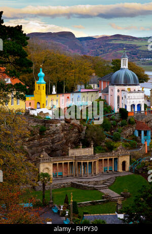 Portmeirion un village touristique de Gwynedd dans le Nord du Pays de Galles UK construit entre 1925 et 1975 par Clough Williams Ellis Banque D'Images