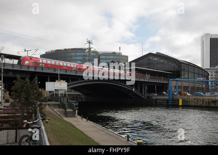 BERLIN, 24 février : un train régional arrive à la gare de Friedrichstrasse à Berlin le 24 février, 2016 Banque D'Images