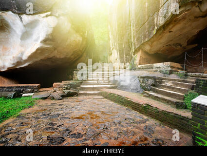Escaliers et les roches dans le palais en ruine sur Sigiriya, Sri Lanka Banque D'Images
