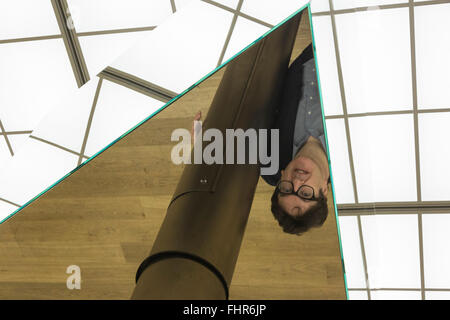 Londres, Royaume-Uni. 25 février 2016. L'artiste Mark Wallinger pose avec son oeuvre Superego 2016, acier inoxydable, verre miroir et moteur. Hauser & Wirth gallery ouvrir une exposition solo de nouvelles peintures et œuvres multimédias par l'artiste britannique Mark Wallinger. L'exposition, qui occupe les deux espaces à Savile Row, se tiendra du 26 février au 7 mai 2016. Banque D'Images