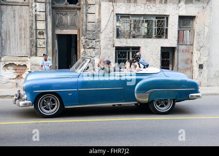 La Havane, Cuba - 7 janvier 2016 : Personne qui conduit sa voiture d'époque à la vieille Havane à Cuba Banque D'Images