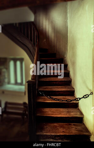 Escalier ancien avec un blocage de la chaîne d'en haut Banque D'Images