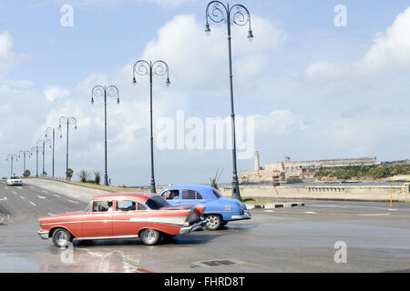La Havane, Cuba - 27 janvier 2016 : Personne qui conduit sa voiture d'époque à le Malecon de La Havane à Cuba Banque D'Images