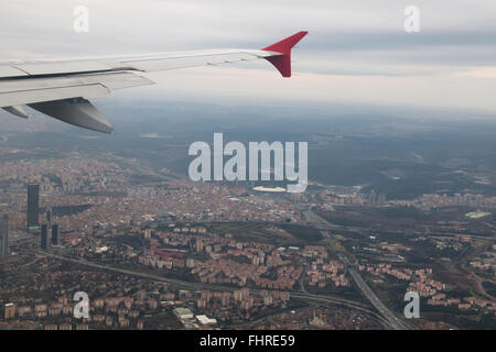 Blanc et rouge aile d'un avion de Turkish Airlines voler au-dessus de la ville d'Istanbul en Turquie Banque D'Images