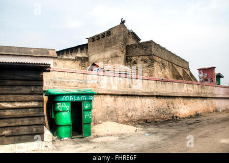 Le vieil esclave fort sur la colline de Jamestown, à Accra, au Ghana, au Golfe de Guinée Banque D'Images