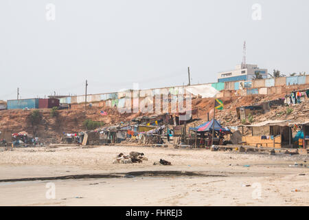 ACCRA, GHANA - Janvier 2016 : bidonvilles sur la plage à Accra, au Ghana, au Golfe de Guinée Banque D'Images