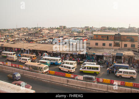 ACCRA, GHANA - Janvier 2016 : Le bus et tro-tro station à Kaneshi market à Accra, Ghana Banque D'Images