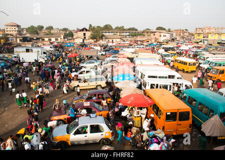 ACCRA, GHANA - Janvier 2016 : Le bus et tro-tro station à Kaneshi market à Accra, Ghana Banque D'Images