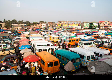 ACCRA, GHANA - Janvier 2016 : Le bus et tro-tro station à Kaneshi market à Accra, Ghana Banque D'Images