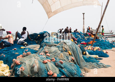 ACCRA, GHANA - Janvier 2016 : les pêcheurs préparent leurs filets sur la jetée de Jamestown, Accra, Ghana Banque D'Images