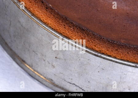 Close up of metal moule à gâteau avec des produits frais Banque D'Images