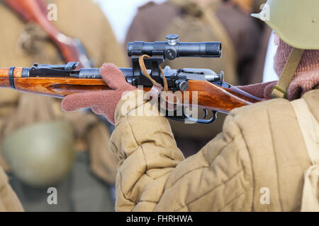 Soldat ou sniper hands holding gun Banque D'Images