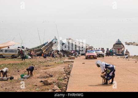 TOKO, GHANA - Janvier 2016 : les gens dans le village de pêcheurs de Toko près du lac Volta dans la région de la Volta au Ghana Banque D'Images