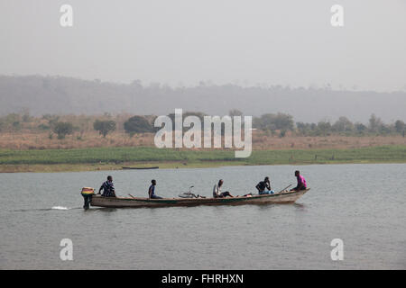 TOKO, GHANA - Janvier 2016 : Les gens en bateau sur le lac Volta dans la région de la Volta au Ghana Banque D'Images