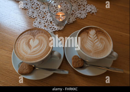 Deux cappuccino avec mousse de lait, latte art, Bavière, Allemagne Banque D'Images