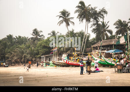 ACCRA, GHANA - Janvier 2016 : les pêcheurs avec des bateaux sur la plage dans Krokobite à Accra, Ghana Banque D'Images