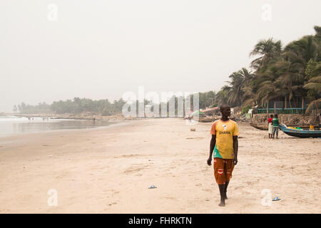 ACCRA, GHANA - Janvier 2016 : les pêcheurs avec des bateaux sur la plage dans Krokobite à Accra, Ghana Banque D'Images