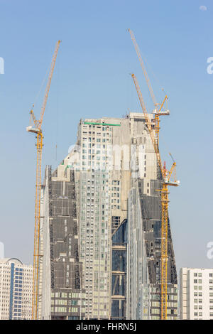 À l'intérieur de place pour beaucoup de grands bâtiments en construction et les grues sous un ciel bleu Banque D'Images