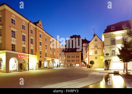 Les bâtiments résidentiels et commerciaux historiques et City Museum à Ludwigsplatz, au crépuscule, en centre-ville, Rosenheim, Haute-Bavière Banque D'Images