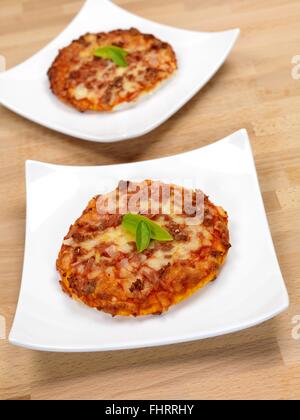 Mini pizzas isolé sur un banc de cuisine Banque D'Images