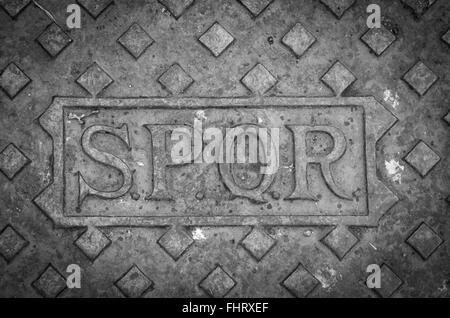 Un trou d'égoût à Rome, Italie, avec les lettres SPQR. Banque D'Images