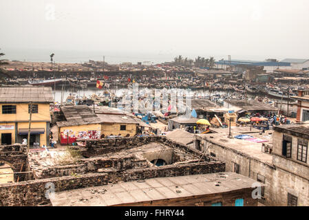 Vue sur la ville d'Elmina, célèbre pour son château, au Ghana Banque D'Images