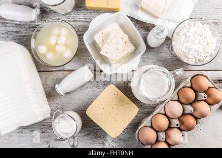 Produits laitiers sains sur fond de bois Banque D'Images