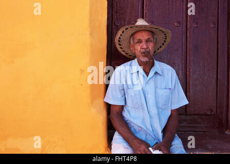 Homme plus âgé avec un cigare dans la bouche, Cmagüey ville, Cuba Banque D'Images