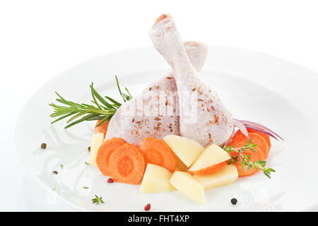 Les cuisses de poulet avec des légumes frais. Banque D'Images