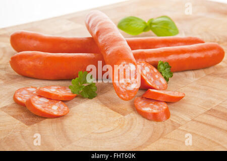 Les saucisses sur planche à découper en bois. Banque D'Images