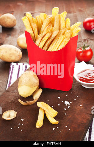 Frites en sac de papier rouge. Banque D'Images