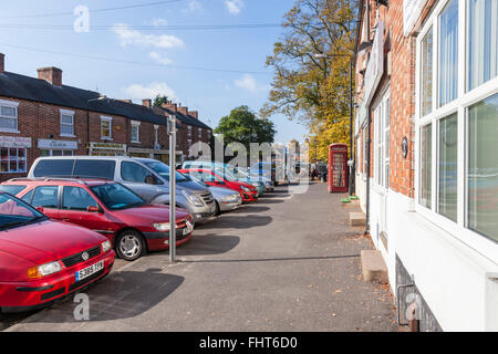 Voitures garées sur le côté sur une rue avec l'avant de la voiture vers le trottoir, Ruddington, Lancashire, England, UK Banque D'Images