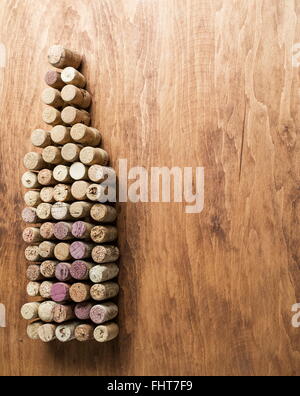 Bouchons à vin en forme de bouteille de vin en bois sur l'arrière-plan. Banque D'Images