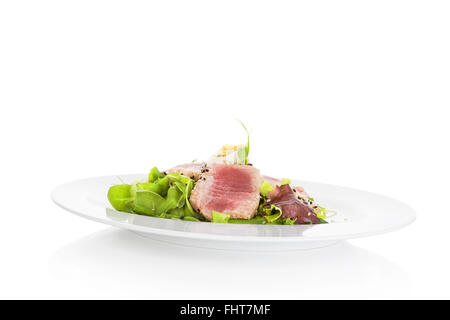 Steak de thon délicieux avec une salade. Banque D'Images