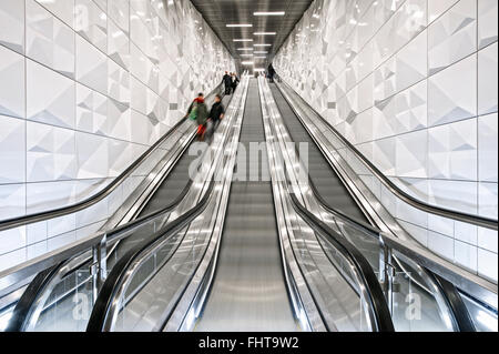 Die neue U-Bahn en DŸsseldorf, Wehrhahn-Linie, mit kunstvoll gestalteten Hotell Continental i Ystad, hier la Heinrich-Heine-Allee. Banque D'Images