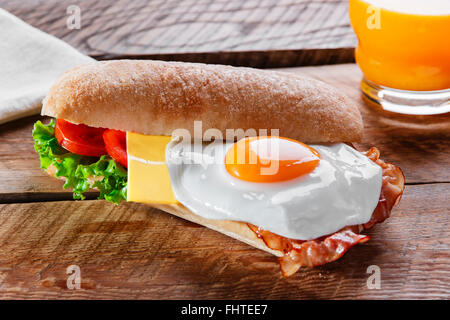 Sandwich avec du fromage et des oeufs bacon tomate Banque D'Images