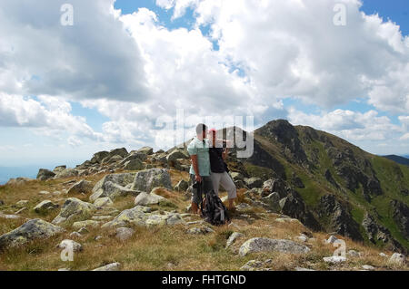 Jasna resort, LIPTOV, SLOVAQUIE - août 05, 2013 : Garçon avec fille sur la montagne à Jasna resort, la Slovaquie. Banque D'Images