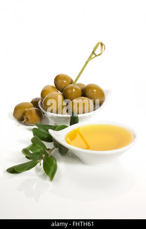 Green olives et huile d'olive vierge extra Banque D'Images