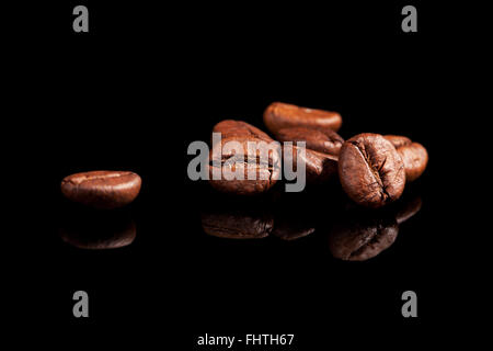 Les grains de café de luxe sur noir. Banque D'Images