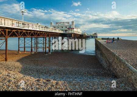 Après-midi d'hiver à la jetée de Brighton, UK. Pebbles couvrir épi après une tempête récente. Banque D'Images