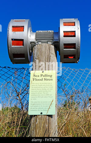 Une sirène d'alerte inondation situé sur la côte de Norfolk en mer Palling, Norfolk, Angleterre, Royaume-Uni. Banque D'Images