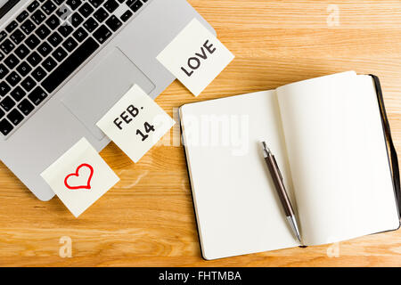 Concept de la Saint-Valentin, n'oubliez pas de bureau, message sur postit Banque D'Images