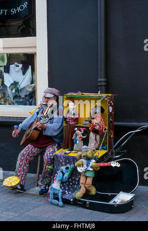 One Man Band musicien ambulant de la rue à Kinsale avec une ménagerie de poupées et marionnettes en peluche. Kinsale, dans le comté de Cork, Irlande. 1995. Numérisation à partir de 35mm de la transparence. Banque D'Images