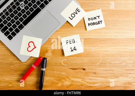 N'oubliez pas le jour de la Saint Valentin un message sur l'ordinateur portable Banque D'Images