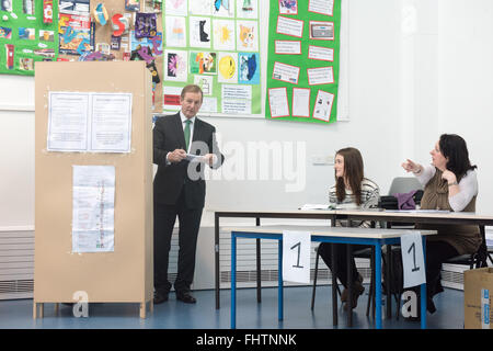 Mayo, Irlande. 26 Février, 2016.Taoiseach (Premier ministre irlandais) Enda Kenny, et épouse Fionnuala voter au bureau de scrutin à St Anthony's School, Castlebar, Comté de Mayo pour l'élection générale de 2016., également sur la photo sont des agents électoraux Majella Hughes (à gauche) et Anne Marie Mooney. - Wilkinstown, Navan, comté de Meath, en Irlande. Credit : Barry Cronin/Alamy Live News Banque D'Images